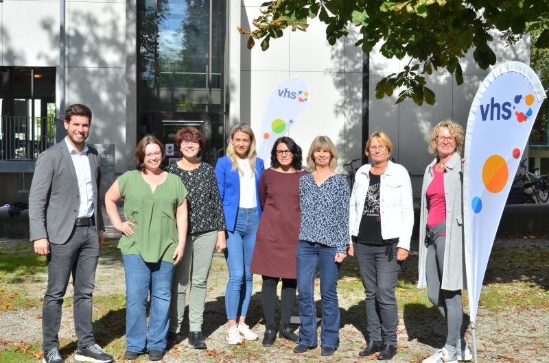 Das Team der Volkshochschule Fürstenfeldbruck bietet kostenlose Deutschkurse für Geflüchtete aus der Ukraine an.