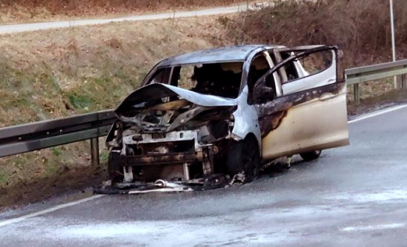 – Heute morgen war eine Fürstenfeldbruckerin mit ihrem neuwertigen Opel auf den Weg Richtung München. Am Münchner Berg ging plötzlich der Motor aus und die Frau musste ihr Auto stehen lassen. Nachdem mehrere Fahrzeugelenker nach Handzeichen der Frau nicht stoppten, hielt ein Lkw-Lenker an und half der Frau.