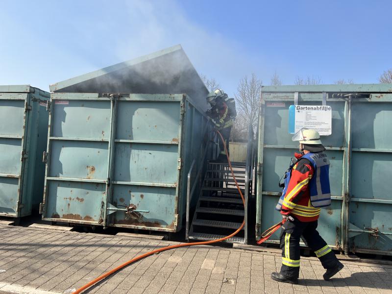 Am Samstag den 26.3.2022 wurde die Feuerwehr Germering zum Wertstoffhof in die Landsberger Straße alarmiert da dort Rauch aus einem Container mit Gartenabfällen drang.