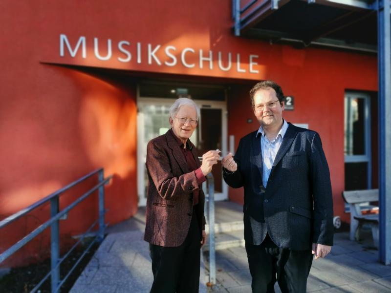 Nach 34 Jahren als Leiter der Musikschule Gilching geht Roland Siegel in den Ruhestand. Im Rahmen einer Feierstunde am 7. März verabschiedeten ihn alle Lehrkräfte, Mitarbeiter aus der Verwaltung und nicht zuletzt der Vorstand und das Kuratorium der Musikschule sowie Bürgermeister Manfred Walter im Namen der Gemeinde Gilching.