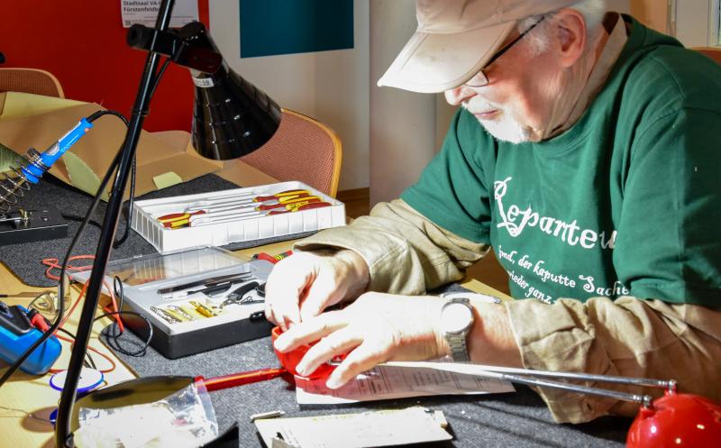 Kommenden Samstag, 26. März, verwandelt sich der Gemeindesaal der Freien evangelischen Gemeinde am Bahnhofplatz 10 wieder zum RepairCafé. Das Team von ehrenamtlichen Mitarbeitern stellt erneut, wie jeden letzten Samstag im Monat, sein handwerkliches und technisches Können anderen zur Verfügung und repariert Elektrogeräte, Fahrräder, Holzgegenstände, Kleidungsstücke und Computer. Bei letzterem werden allerdings nur Hardwarere-Instandsetzungen durchgeführt. 