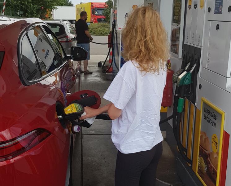 Trotz einer deutlichen Entspannung gegenüber der Vorwoche, bleiben die Preise für Kraftstoff bei übet zwei Euro pro Liter. Wie Marktbeobachtungen des ADAC zeigen, ist der Preis für einen Liter Super E10 um 11,2 Cent gesunken.