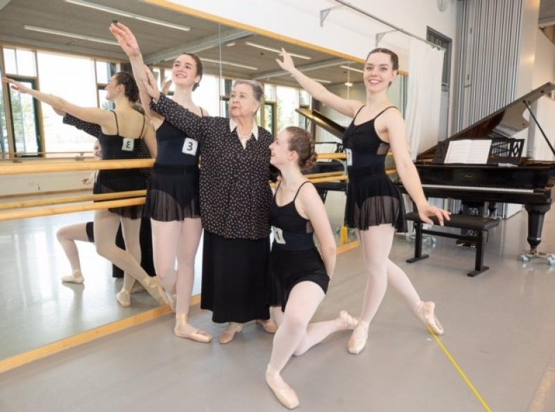 Vor 42 Jahren war es Hannelore Husemann-Sieber, die das Wagnis in Gilching einging und unter dem Dach der Musikschule mit 88 Kindern startete. Mit 81 Jahren ging die Balletteuse nun in den Ruhestand.       