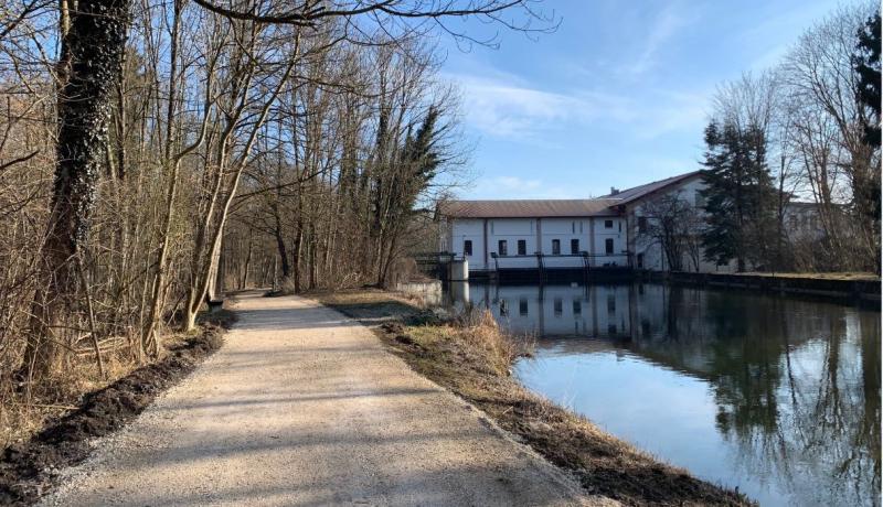 Die Wege entlang des Amperkanals, die am historischen Wasserkraftwerk vorbeiführen, sind vom städtischen Bauhof grundlegend saniert worden.  Die Wege werden gerne von Spaziergängern genutzt, insbesondere auch von Besuchern und Bewohnern des nahe gelegenen Laurentiushauses und des betreuten Wohnens am Amperblick.