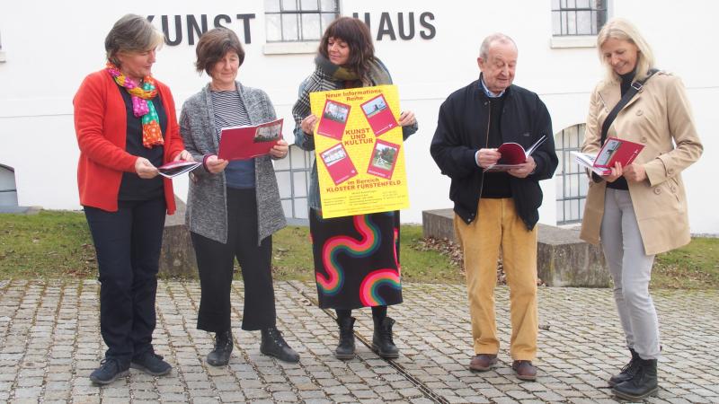 Kunstmäzen Gerhard Derriks – bekannt vor allem durch den Skulpturenweg am Kloster Fürstenfeld – wurde nicht müde, anlässlich eines Pressetermins im Museum den von der Stadt Fürstenfeldbruck publizierten 70-seitigen Stadt- und Reiseführer „Geschichten und Gesichter einer Stadt am Fluss“ zu kritisieren. 