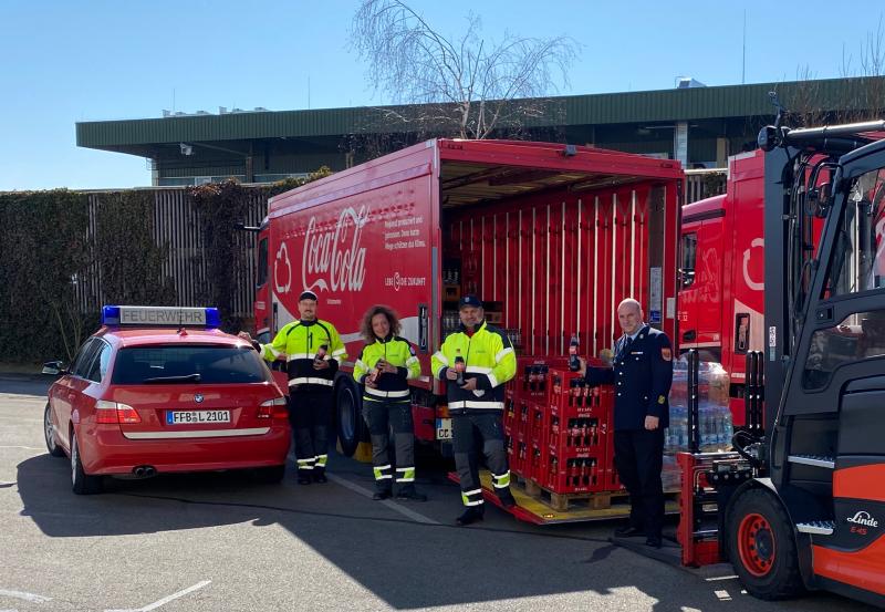 Mitte März hat Patricia Irion, Betriebsleiterin bei Coca-Cola in Fürstenfeldbruck, eine Palette mit erfrischenden Getränken an die Kreisbrandinspektion Fürstenfeldbruck übergeben. Kreisbrandrat Christoph Gasteiger, nahm die Spende sichtlich erfreut entgegen.