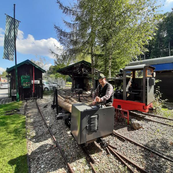 Nach 2 Jahren Coronapause eröffnet am 1. Mai 2020 von 10 bis 17 Uhr das Feldbahnmuseum am Bahnhof Fürstenfeldbruck seine Tore für die Besucher. In der Zwischenzeit wurde die Lokomotivsammlung um 2 weitere Loks auf 17 bis 6,8 Tonnen schwere Feldbahnlokomotiven erweitert. 5 Draisinen und bis zu 85 Wagen in 600 mm Spur gehören zum Feldbahnmuseum.