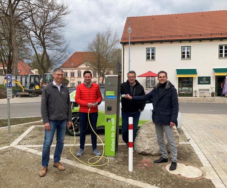 In Kooperation mit den Stadtwerken Fürstenfeldbruck hat die Gemeinde Türkenfeld die erste Elektroladesäule im Ort installiert. Am 27. April nahmen Emanuel Staffler, Bürgermeister von Türkenfeld, Stadtwerke Vertriebsleiter Andreas Wohlmann sowie die Gemeinderäte Michael Drexl und Jürgen Brix diese in Betrieb. 