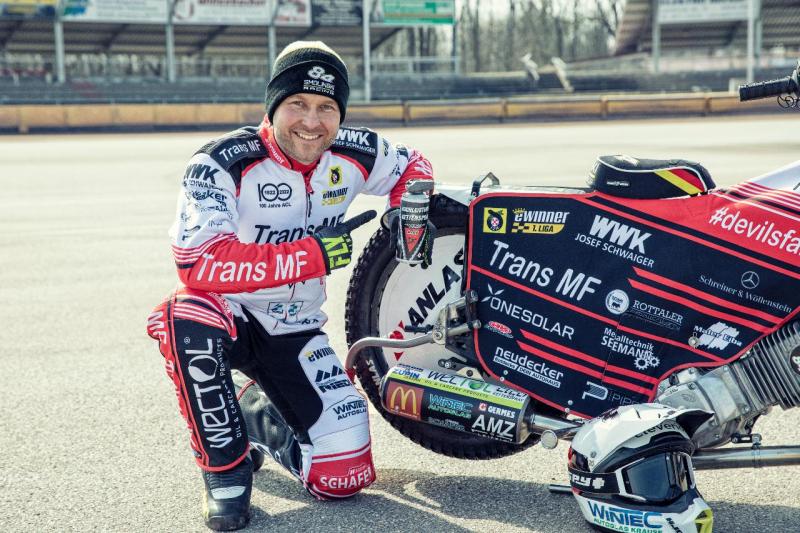 Am kommenden Samstag treffen die Trans MF Landshut Devils auf Martins ehemaliges Team aus Zielona Gora und liebend gerne wäre Martin gegen sein ehemaliges Team am Startband gestanden und den ehemalige Teamkollegen gezeigt wie man in Martins Wohnzimmer ums Oval fährt. 