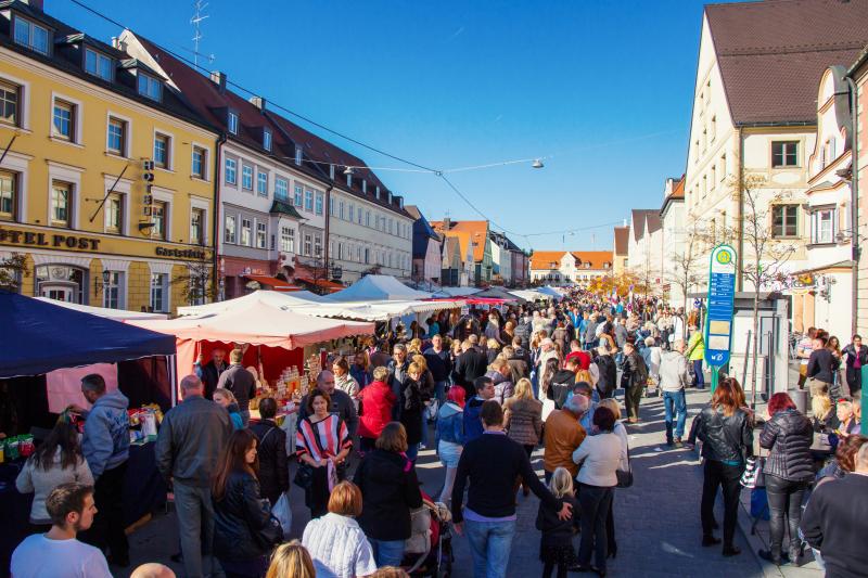 - Am 24. April findet im Rahmen des Brucker Volksfestes der traditionelle Frühjahrsmarkt in der Innenstadt statt. Die Kombination aus den vielfältigen Angeboten der Fieranten und Marktkaufleute sowie der freundlichen und kompetenten Beratung in den örtlichen Fachgeschäften macht diese Veranstaltung so beliebt. 