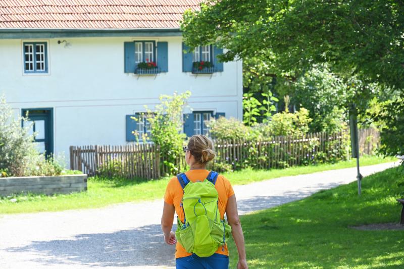 Pünktlich zum Frühlingsbeginn stellt das Landratsamt allen Wander- und Kulturbegeisterten neue Museumswanderungen vor. Drei abwechslungsreichen Touren vereinen den Wandergenuss an der frischen Luft mit einigen der wichtigsten kulturellen Schätze des Landkreises.