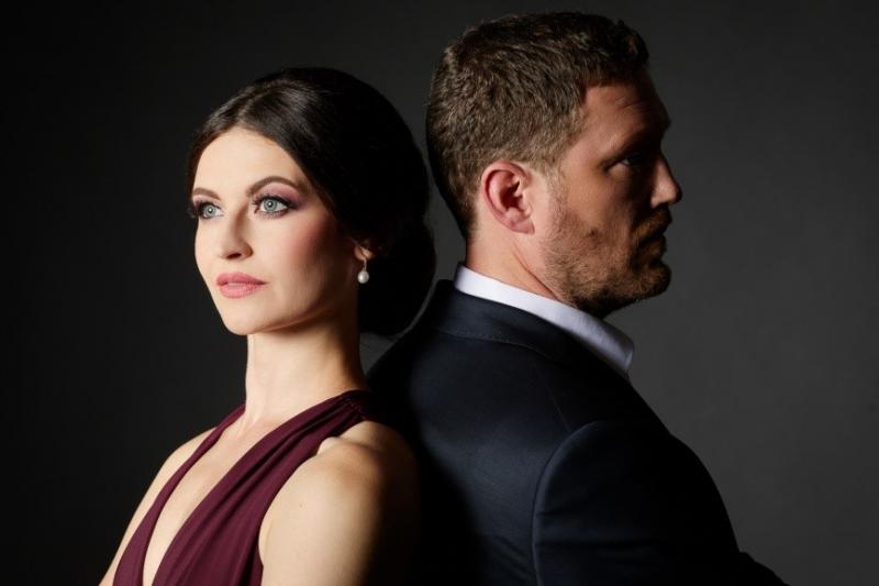 Mit einer feierlichen Premierenshow eröffnen die beiden Fürstenfeldbrucker Yvonne und Stefan Schmitt am 7. Mai 2022 das Zaubertheater VERSCHMITTST und laden ihre Gäste zu einer Reise voller traumhafter, faszinierender Magie und atemberaubender Akrobatik ein. Die fulminante Bar & Lounge macht den Besuch zu einem besonderen Erlebnis.