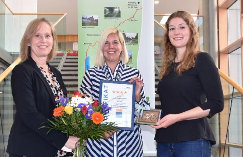 Strahlende Gesichter bei den Partnern der Projektgruppe Ammer-Amper-Radweg: über dem Radweg leuchten weiterhin die vier Sterne als ADFC-Qualitätsradroute. Damit bestätigt er seine Ambitionen, zu den besten Fahrradrouten in Deutschland zu gehören.