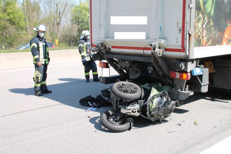 Am 21.04.2022 gegen 14:00 Uhr befuhr ein 46-jähriger Mann mit seinem Kraftrad die rechte von drei Fahrspuren der A 8 in Fahrtrichtung München. Kurz vor dem Autobahndreieck München-Eschenried herrschte noch Rückstau einer vorrausgegangenen Höhenkontrolle mit Vollsperre der Eschenrieder Spange vor dem Allacher Tunnel. 