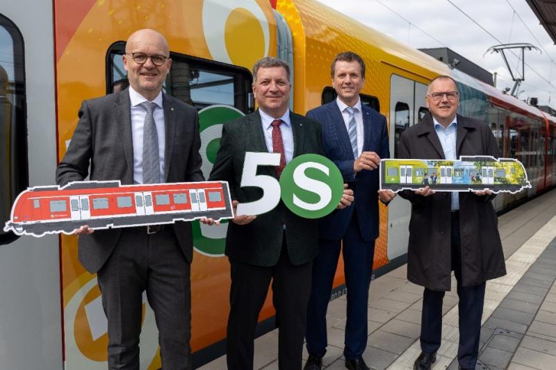 Die Geburtsstunde der S-Bahn liegt heute fast auf den Tag genau 50 Jahre zurück. Am 28. April 1972 startete der Verkehr auf der neu gebauten Stammstrecke. Zum Start in ihre runde Geburtstagswoche schickt die S-Bahn deshalb ein besonders gestaltetes Fahrzeug in den Einsatz. 