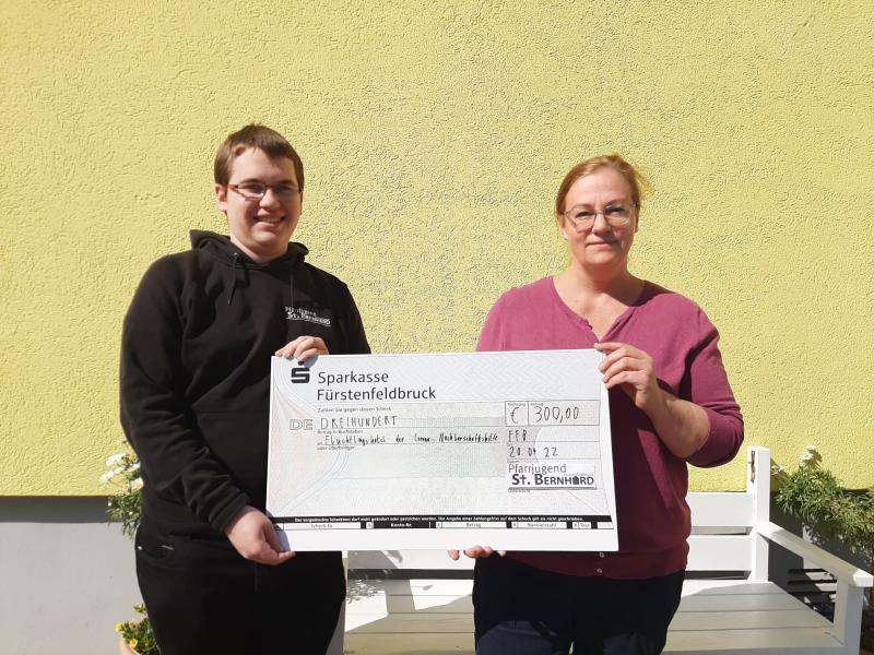 – Solidarität allerorts: auch die Pfarrjugend St. Bernhard Fürstenfeldbruck hat 300 Euro gespendet, an die lokale Corona-Nachbarschaftshilfe e.V.. Es ist der Erlös aus der Nikolausaktion 2021 der Pfarrjugend, welcher der Herberge für Flüchtlinge aus der Ukraine zugutekommen soll, die der Verein im ehemaligen Gasthof Hasenheide betreibt. 