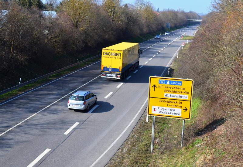 Mit einem Kranaufbau seines Lastwagens blieb ein Fahrer am 19. Mai an gleich drei Brücken der B471 hängen und sorgte für erhebliche Verkehrsstörungen. 