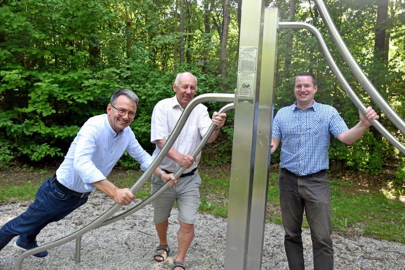 Der Förderverein des Freizeitparks Mammendorf hat in den letzten Jahren viele Spenden gesammelt und Mitgliedsbeiträge angespart, um am Badesee einen Fitness-Parcours anlegen zu können. Rund 40.000 € wurden hier investiert, damit die Besucherinnen und Besucher des Badesees beim Freizeitpark auch etwas für ihre Fitness tun können. 