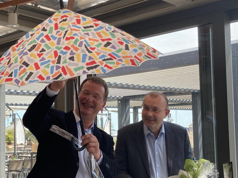 Männer mit Regenschirm