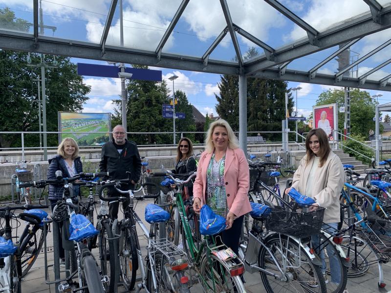 Auf dem Foto von links: Petra Tech (Standortförderung), Thomas Wieser (Umweltamt), Jasmin Seeholzer (Stadtmarketing), Zweite Bürgermeisterin Manuela Kreuzmair sowie Marlies Ströbl (Stadtmarketing).