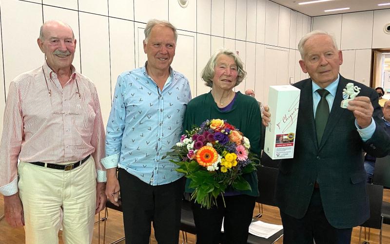 – Mit Ausscheiden von Rudolf Ulrich als Vorsitzender des Vereins Fluglärm geht eine Ära zu Ende. Der heute 83Jährige hat die Interessen des Vereins seit nunmehr gut 15 Jahren vertreten. Seinem Nachfolger Dr. Michael Rappenglück gab er mit auf den Weg: „Bleiben Sie dran, damit unsere Mühen bisher nicht umsonst waren.“    