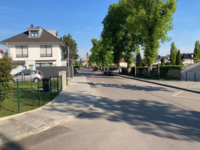 In der Pfarrstraße gibt es jetzt stadtauswärts auf der rechten Seite einen durchgehenden Gehweg vom katholischen Pfarrheim bis zur Grünanlage Pfarrstraße. 