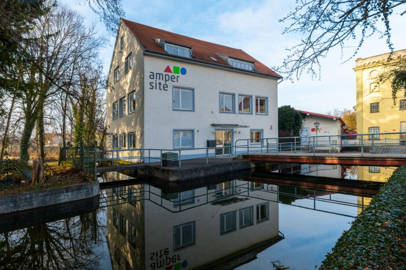  Viele Vorschusslorbeeren gab es von der Stadtspitze und beteiligten Mitorganisatoren für ein neues Projekt im Herzen der Amperstadt. Im ehemaligen Geschäftsführerhaus der Stadtwerke, in der Bullachstraße 30, können sich ab sofort in der „ampersite“ junge Unternehmen ansiedeln, bis das gesamte Areal in einigen Jahren neu bebaut werden soll.