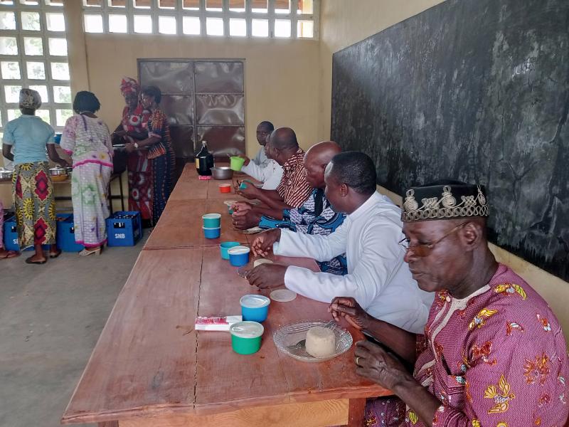 Dank der Unterstützung vieler Maisacher Bürger, allen voran der bekannten Kabarettistin Martina Schwarzmann, konnte Aktion PiT-Togohilfe im Rahmen des Programms „1000 Schulen für die Welt“ in dem Dorf Koutandiégou in Togo die „Schwalbenschule“ bauen.