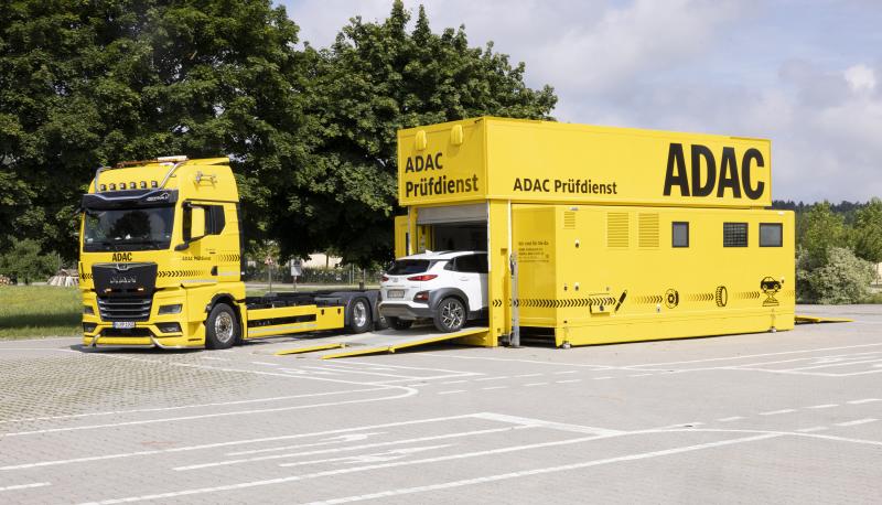 Egal, ob ADAC Mitglied oder nicht – der Mobile Prüfdienst des ADAC Südbayern bietet allen Autofahrern die Möglichkeit, wichtige Funktionen ihres Fahrzeugs auf dem Hagebaumarkt-Parkplatz kostenlos untersuchen zu lassen.