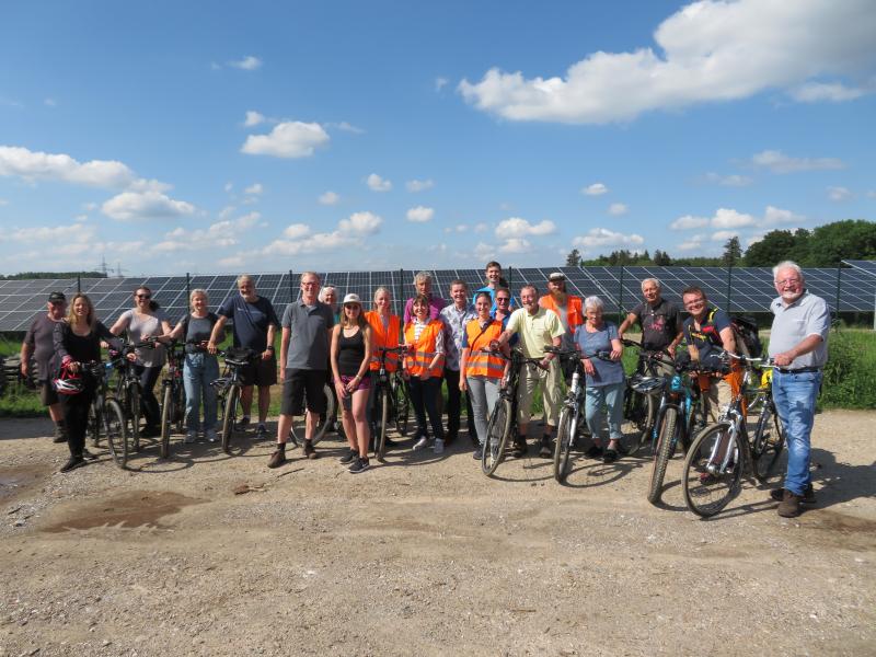Zahlreiche Interessierte fanden sich in Puchheim ein, um sich im Rahmen einer landkreisübergreifenden Radtour, zu der die Städte Puchheim und Germering, die Gemeinde Gilching sowie das Landratsamt Fürstenfeldbruck eingeladen hatten, über Technik und Möglichkeiten der Freiflächen-Photovoltaik zu informieren.