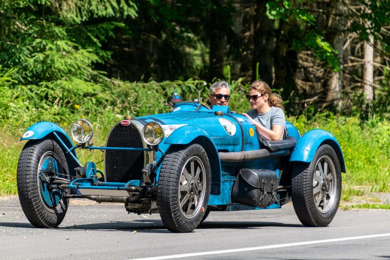 - 25 Jahre Pascal Kapp Rallye-Team! Ein viertel Jahrhundert Oldtimer-Veranstaltungen unter dem Motto „Spaß – Genuss – Kultur“! Und um diesen Anlass entsprechend zu würdigen, sind rund 100 Oldtimer und Klassiker der Einladung zur 12. 333-MINUTEN-RALLYE gefolgt, die am 26.06.2022 an der Stadthalle Germering an den Start geht.