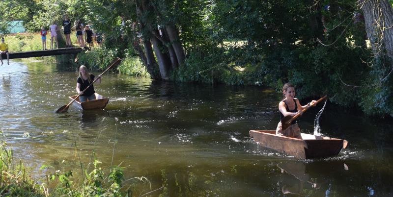 Bei strahlendem Sonnenschein konnten dieses Jahr die Sautröge endlich wieder zu Wasser gelassen werden. Der Schützenverein „Almrausch“ Germerswang hat heuer zum 19. mal sein inzwischen legendäres und über die Landkreisgrenzen hinaus bekannten Sautrogrennen auf der Maisach durchgeführt. 