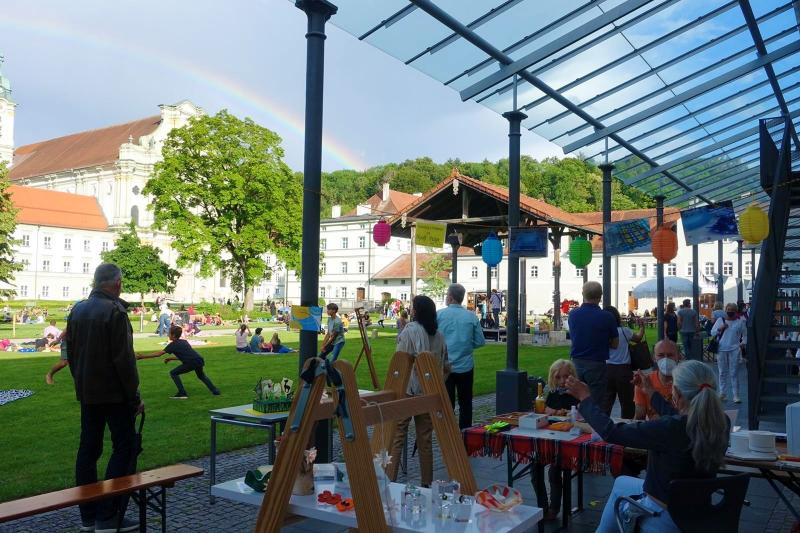 Am kommenden Sonntag, den 10. Juli, heißt es im Veranstaltungsforum Fürstenfeld wieder „Karodecke statt Kanaren“!