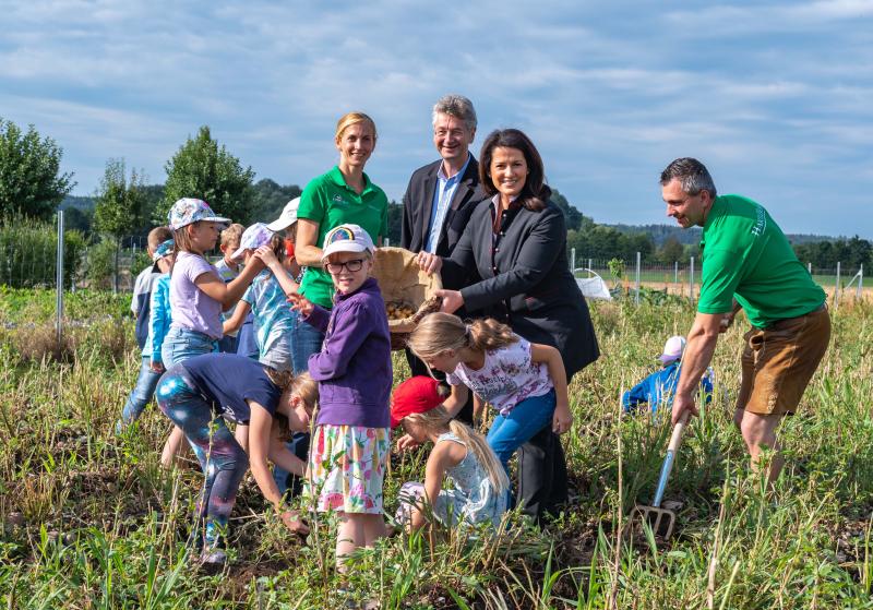 Den Schulkindern Alltagskompetenzen zu vermitteln und z.B. einen Einblick in das Leben und Arbeiten auf dem Bauernhof zu geben, darum geht es bei dem Projekt „Schule fürs Leben“. Jetzt haben sich Landwirtschaftsministerin Michaela Kaniber und Kultusminister Prof. Dr. Michael Piazolo gemeinsam auf einem Bauernhof in Olching über dieses Projekt informiert.