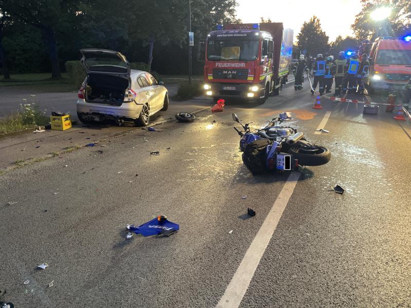 Gestern gegen 20.40 Uhr befuhr eine 30-jährige Münchnerin mit ihrem BMW 120i die Hauptstraße von Puchheim kommend und wollte nach links in den Parkplatz eines Discounters abbiegen. Hierbei übersah sie aber den mit seinem Yamaha Motorrad entgegenkommenden Vorfahrtsberechtigten – einen 40-jährigen Eichenauer.