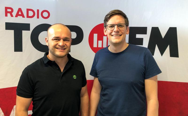 Gleich zwei Personalveränderungen an entscheidenden Stellen bei Radio TOP FM,  Oberbayerns Sender für mehr Abwechslung. Robert Sterner übernimmt die  Programmleitung und Alex Maria Hiebl die Morgensendung