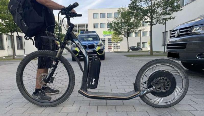 Am Abend des 18.07.2022 fiel einer Streife der Polizeiinspektion Herrsching zwischen Weßling und Gilching ein Mann auf einem augenscheinlich motorisierten Tretroller auf, an welchem kein Versicherungskennzeichen angebracht war.