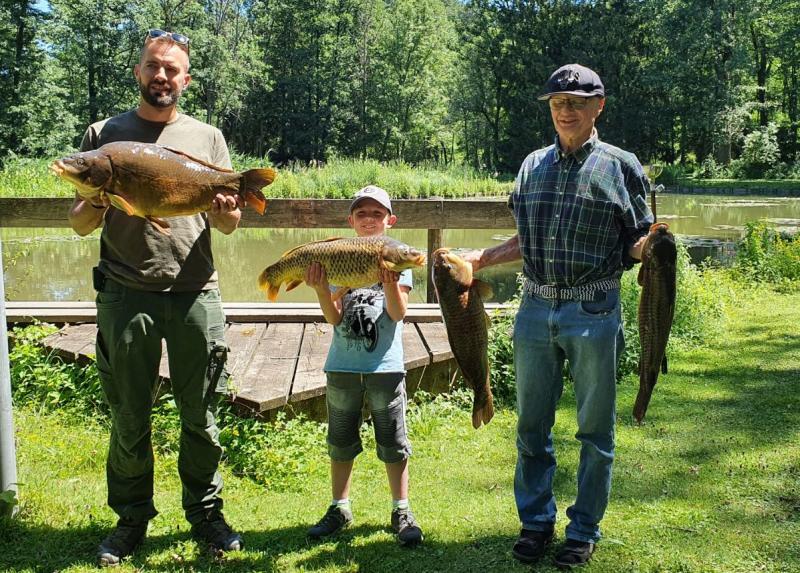 Der diesjährige Fischerkönig ist Benjamin Krois. Er konnte mit seinem Spiegelkarpfen von knapp acht Kilo alle anderen Teilnehmer schlagen und darf sich somit für ein Jahr lang Fischerkönig des Bezirksfischereiverein Fürstenfeldbruck nennen