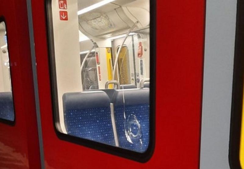 Am späten Sonntagabend warfen Unbekannte ein Verkehrsschild gegen eine fahrende S-Bahn. Dabei kam es zu Beschädigungen an einer S-Bahnscheibe, an der Sandstreueinrichtung sowie an den Rädern eines RE, welcher das Verkehrsschild im Anschluss überfuhr.   