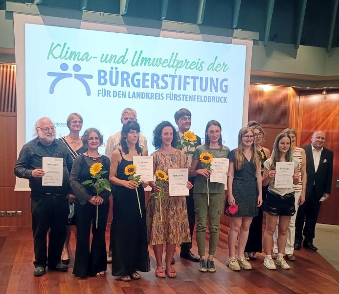 Mitte Juli hat die Bürgerstiftung für den Landkreis Fürstenfeldbruck ihren ersten Klima- und Umweltpreis vergeben. Die Verleihung fand im Saal der Sparkasse Fürstenfeldbruck statt, die ein Förderer des Preises ist.
