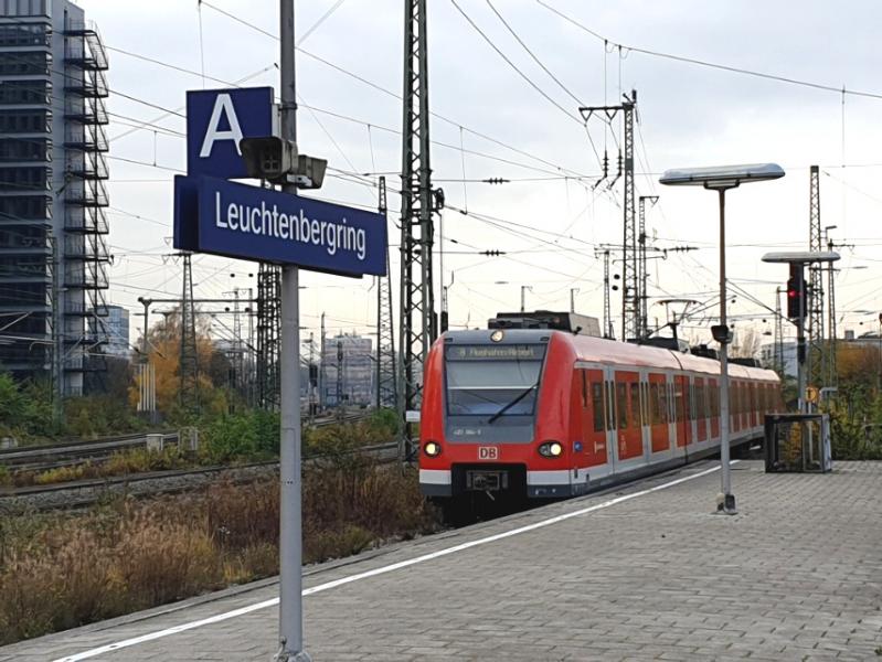 Ein bislang Unbekannter versuchte am frühen Dienstagabend (2. August) einem 28-Jährigen am S-Bahnhaltepunkt Leuchtenbergring dessen Handy zu entwenden. Bei körperlichen Attacken gegen den 28-Jährigen wurde dieser leicht verletzt. 