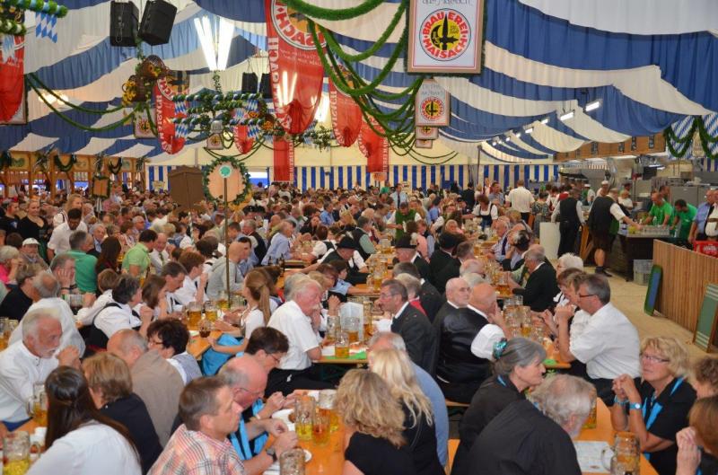 Nach zweijähriger Zwangspause beginnt am 26. August die 46. Maisacher Festwoche mit einigen Neuerungen. Von der Qualität der hervorragenden Bierspezialitäten der Brauerei Maisach - Räuber Kneißl Festmärzen und Dunkel, Maisacher Perle und Weißbier - können sich die Besucher des Amperlandfestzeltes bereits am Freitag bei der „Bierprobe“ überzeugen. Auftreten wird dabei der „Räuber Kneißl“.