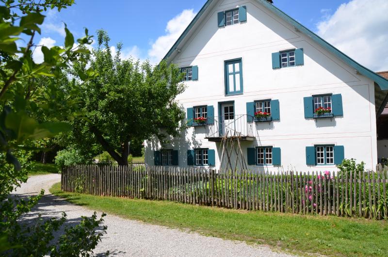 Das Bauernhofmuseum Jexhof hat den Katalog zur Sonderausstellung „Die Unsichtbaren sichtbar“ -  Jüdische Biografien aus dem Brucker Land“ publiziert. Auf 116 Seiten werden in Texten von Elisabeth Lang und Dr. Reinhard Jakob und mit 126 Abbildungen jüdische Biografien aus dem Brucker Land erstmals in diesem Umfang dokumentiert.