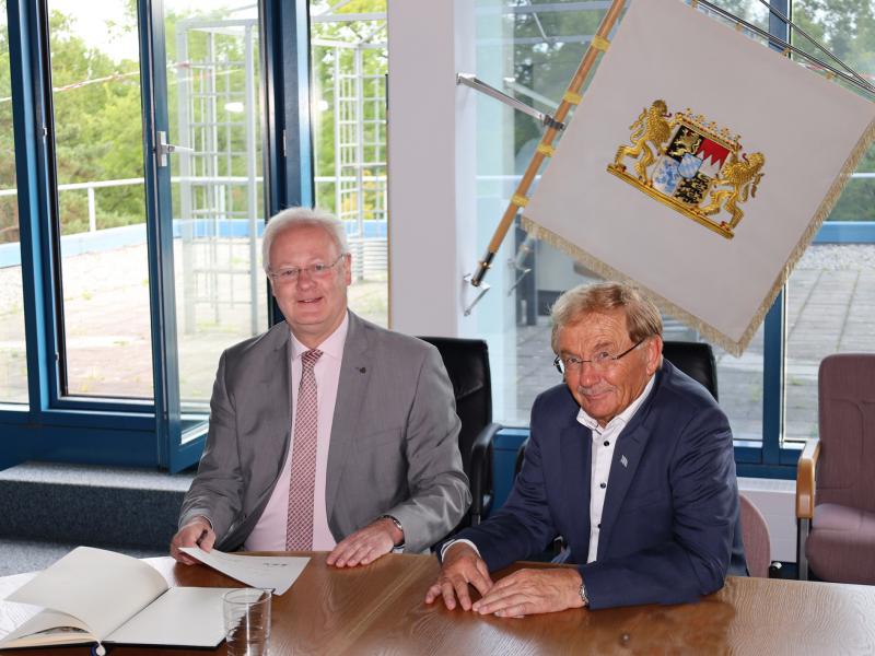 Hans Friedl und sein Landtagskollege Bernhard Pohl statten kürzlich einen Besuch bei der Offiziersschule der Luftwaffe auf dem Fliegerhorst in Fürstenfeldbruck ab. 