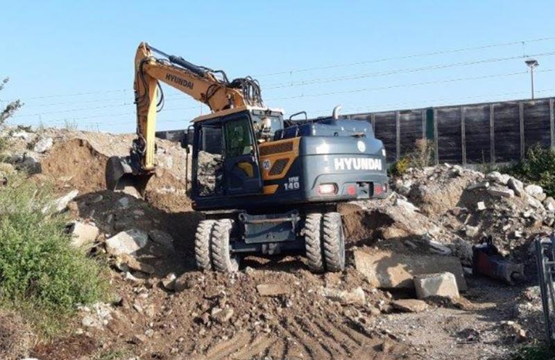 Die Stadt Olching erhielt zur Wochenmitte Kenntnis von einer massiven Bauschuttablagerung im Bereich des S- Bahnhaltepunktes Esting entlang der Lärmschutzwand. 