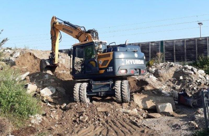 Die Stadt Olching erhielt zur Wochenmitte Kenntnis von einer massiven Bauschuttablagerung im Bereich des S- Bahnhaltepunktes Esting entlang der Lärmschutzwand. 