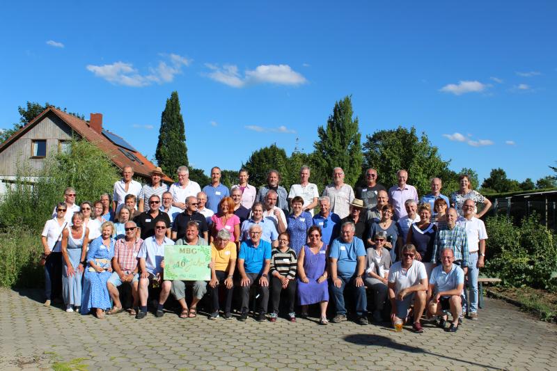 Ende Juni trafen sich knapp 60 ehemalige Schüler und Lehrkräfte des Max-Born-Gymnasium zur Feier des 40. Abiturjubiläums. Nach einer Führung durch das Schulhaus, bei der Schulleiter Dr. Robert Christoph Interessantes und Amüsantes über den Schulalltag berichtete, spazierte die Gruppe durch Germering zur ehemaligen Gärtnerei Dischinger. 