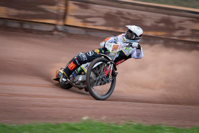  Martin Smolinski ist zurück auf dem Bike und hat in der vergangenen Woche auf seiner Heimstrecke in Olching die ersten Runde auf einer Speedwaybahn seit dem Frühjahr gedreht. 