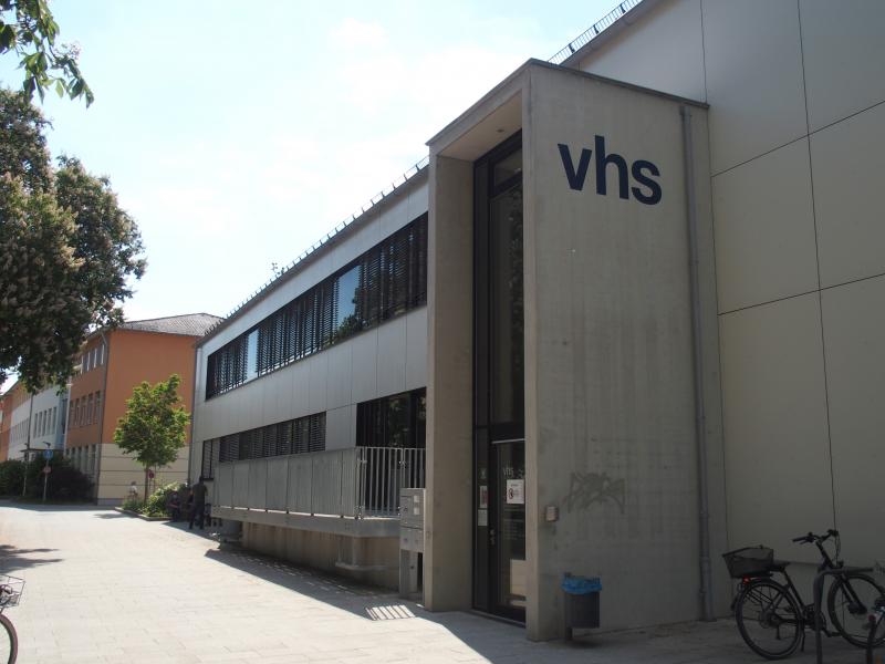 Das neue Herbst/Winter-Programm 2022/23 der Gretl-Bauer-Volkshochschule Fürstenfeldbruck kann nun online unter www.vhs-ffb.de eingesehen werden. Ab sofort sind auch schon Anmeldungen möglich. 