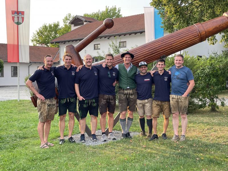 Im Juli besuchte eine Delegation der Freiwilligen Feuerwehr Emmering unter der Organisationsleitung von Korbinian Würstle die Freiwillige Feuerwehr Rott am Inn zu ihrem 150-jährigen Jubiläum.